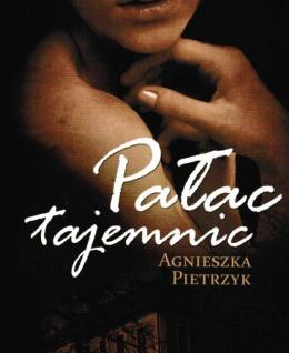 Pałac tajemnic to druga książka elblążanki. Jej akcja rozgrywa się w Ponarach