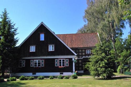 Odwiedzając Mierzeję Wiślaną, warto zajrzeć też w głąb lądu i zobaczyć zabytki miejscowej architektury na Żuławach Wiślanych. Są wśród nich domy podcieniowe, jak ten w Żuławkach... fot. Agnieszka Jarzębska