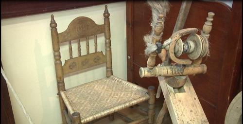 Jednym z najciekawszych obiektów jest tzw. krzesło dla prządki..., kadr z materiału filmowego Jacka Szuleckiego