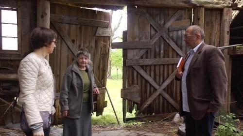 ​Fot. - kadr z materiału filmowego Tomasza Misiuka zrealizowanego w Markusach. Na zdjęciach: właścicielka domu Urszula Wicka, dr Jerzy Domino - historyk sztuki i konserwator zabytków, elbląska delegatura Wojewódzkiego Urzędu Ochrony Zabytków w Olsztynie i