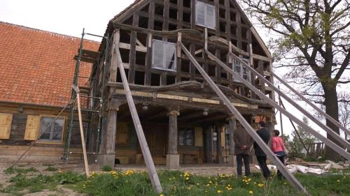 Kadr z filmu o domu podcieniowym w Orłowie