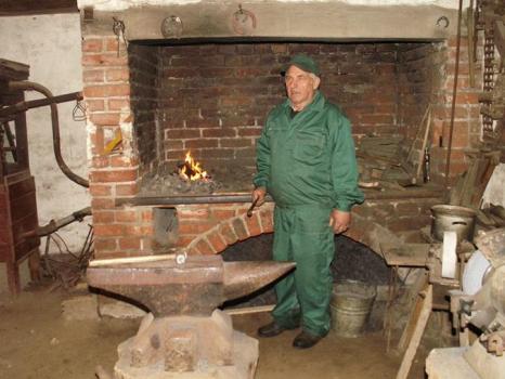 Wśród rzemiosł, które powoli odżywają, jest np. podkuwanie koni. Przybywa też pasjonatów kowalstwa. Na zdjęciu z naszego archiwum: kowal z Muzeum Budownictwa Ludowego. Parku Etnograficznego w Olsztynku...