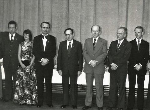 Na zdjęciu wojewoda Lorbiecki - trzeci od prawej na spotkaniu z zespołem teatru.